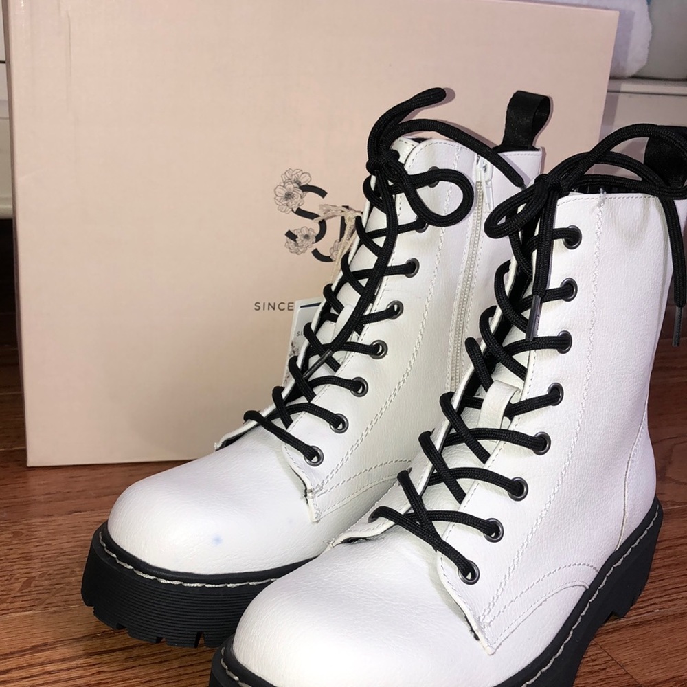 *NEW* Chic and trendy boots